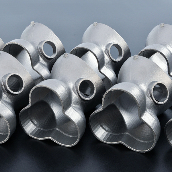 Eine Sammlung gl&auml;nzender, silberner, metallischer Rohrverbindungen mit Drei-Wege-Verbindungen, dicht nebeneinander auf einer reflektierenden schwarzen Oberfl&auml;che angeordnet. Jede Armatur verf&uuml;gt &uuml;ber glatte, abgerundete Kanten und kreisf&ouml;rmige &Ouml;ffnungen an den Enden, was die Pr&auml;zision der OEM- und ODM-Fertigungsunternehmen in China veranschaulicht